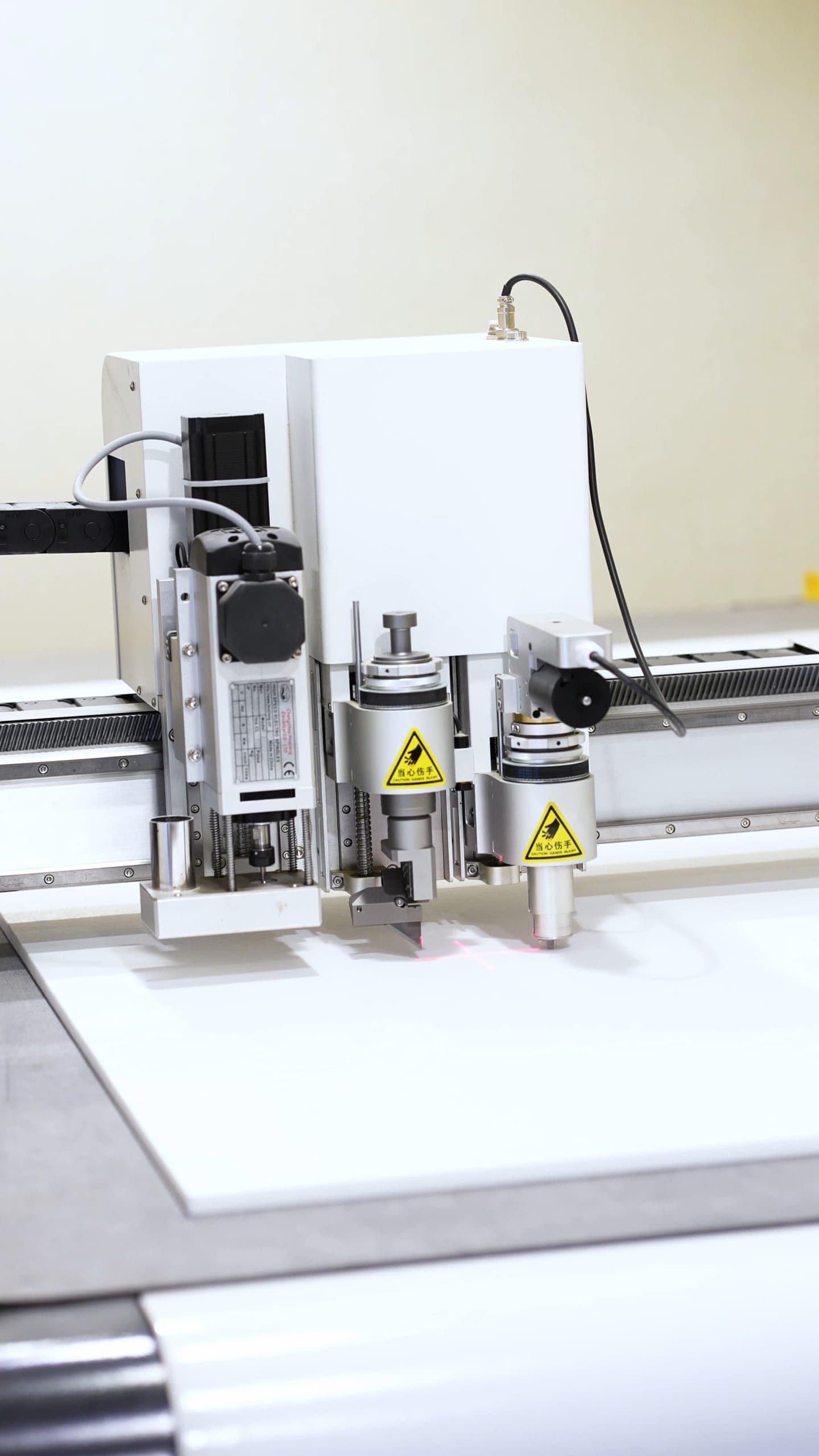 Oscillating knife head on the PET CNC cutter